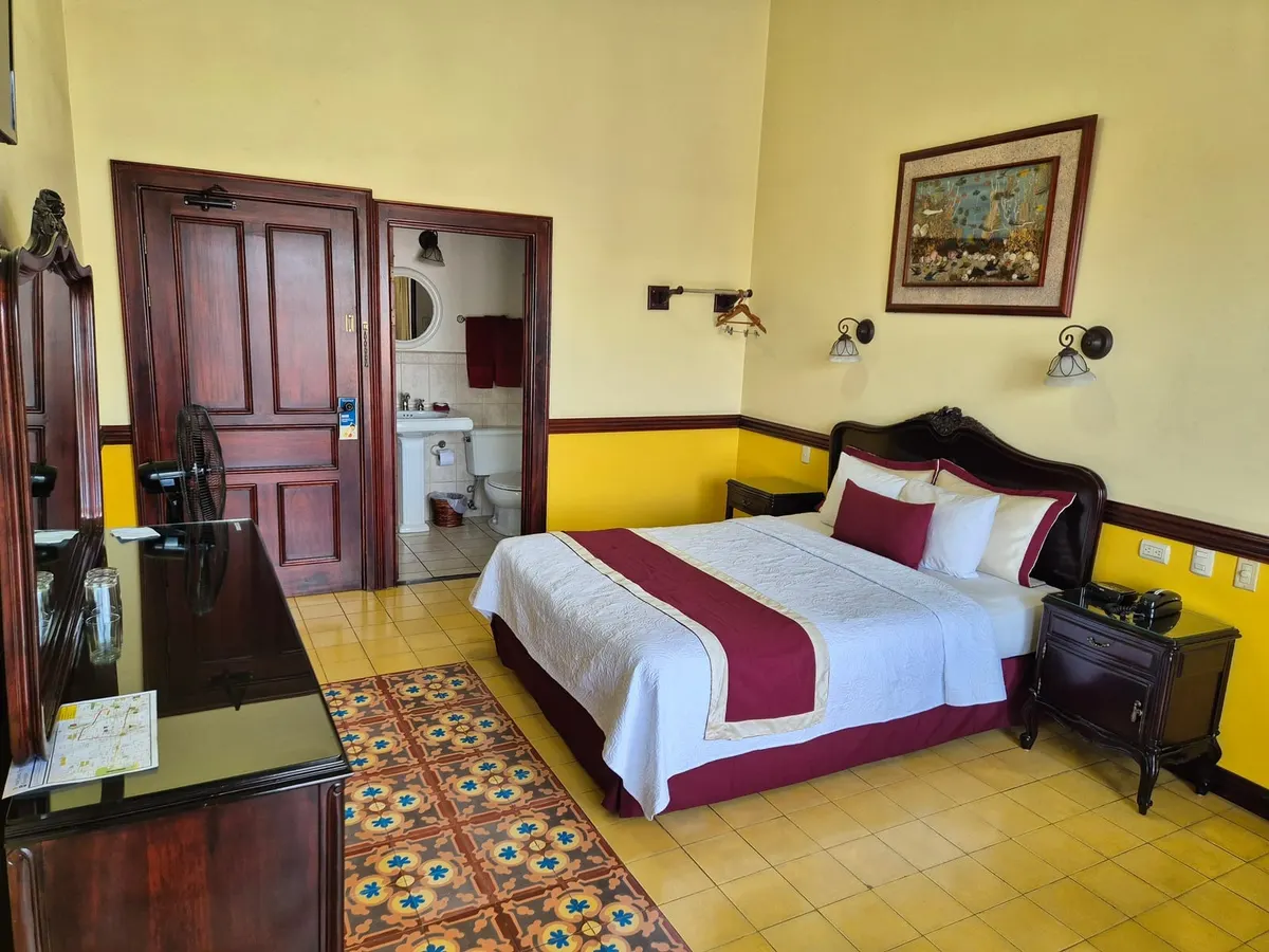 Habitación con balcón del Hotel Santo Tomás con detalles reales de la habitación