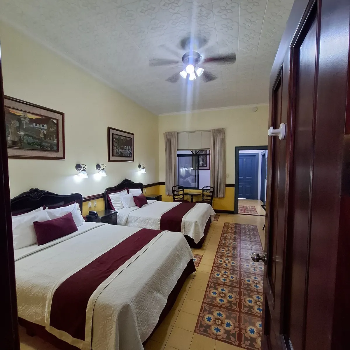 Habitación Deluxe Plus del Hotel Santo Tomás con detalles reales de la habitación