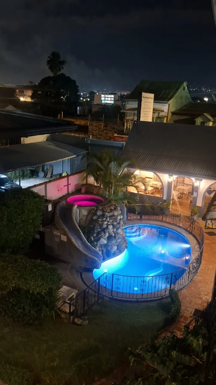 Pool and jacuzzi at Hotel Santo Tomás