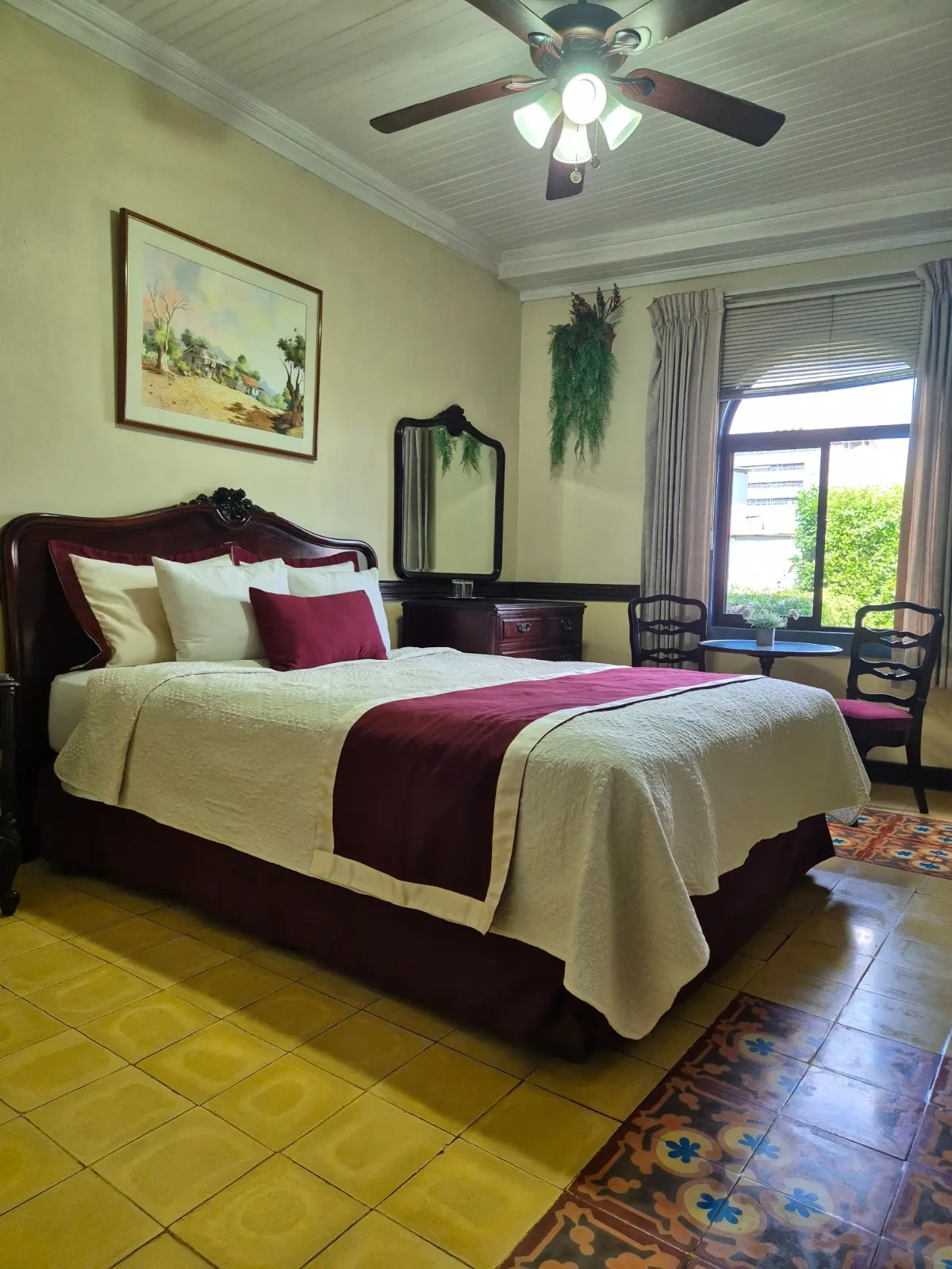 Habitación estándar del Hotel Santo Tomás con detalles reales de la habitación
