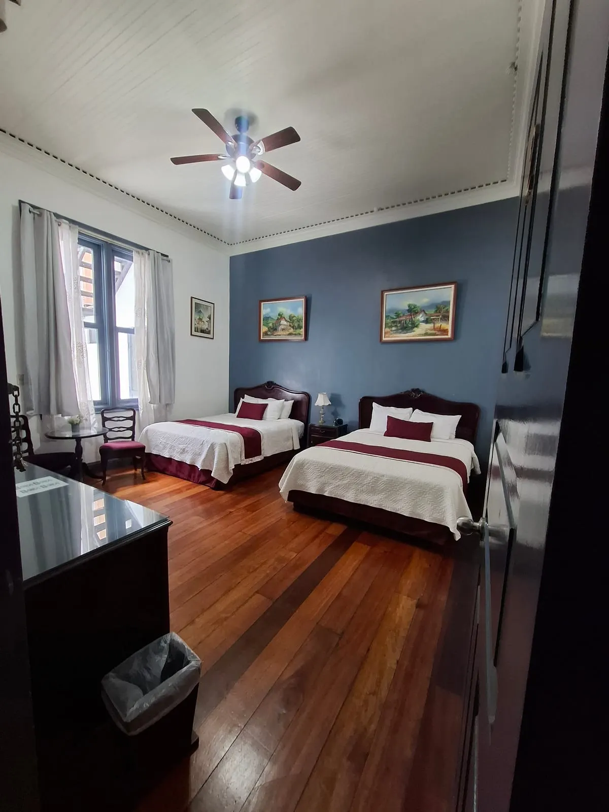Habitación Superior Doble del Hotel Santo Tomás con detalles reales de la habitación